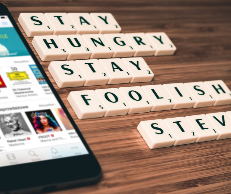 juego de scrabble con las palabras: stay, hungry, foolish