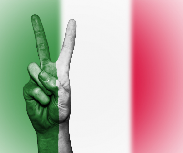 bandera de Italia con con una mano levantando dos dedos en forma de victoria
