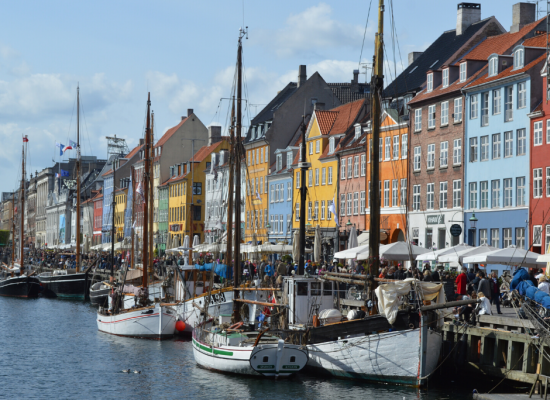 ciudad de Dinamarca en la que se ve un canal con barcos y varias casas típicas